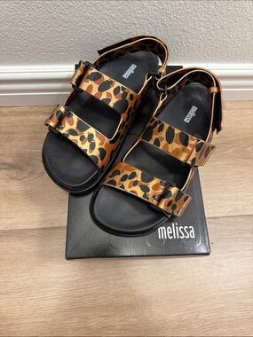 Papeteprin black/gold
Melissa shoes
No longer sold